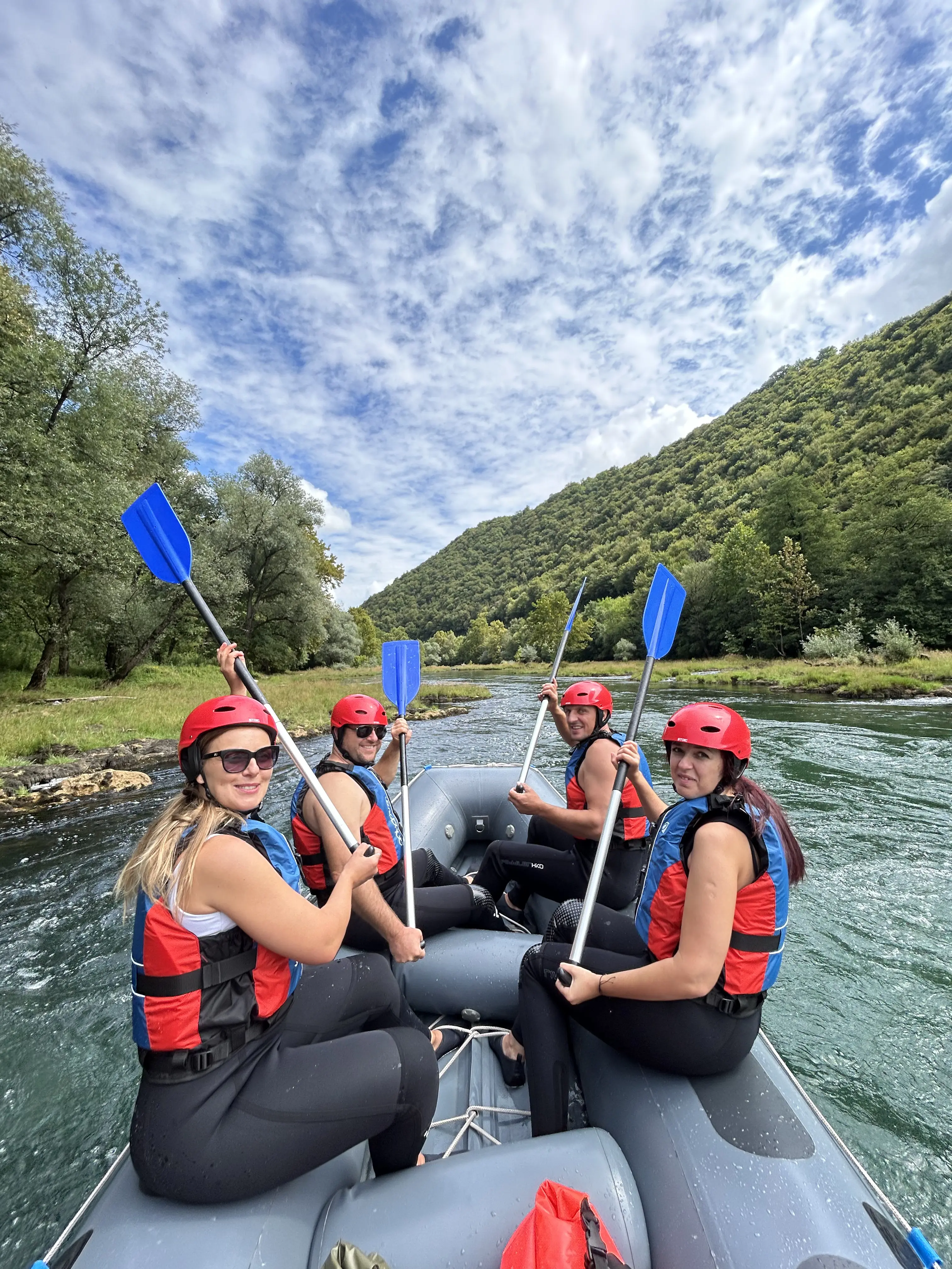 Rafting Bihać — grupa na čamcu na rijeci Uni kod Štrbačkog buka