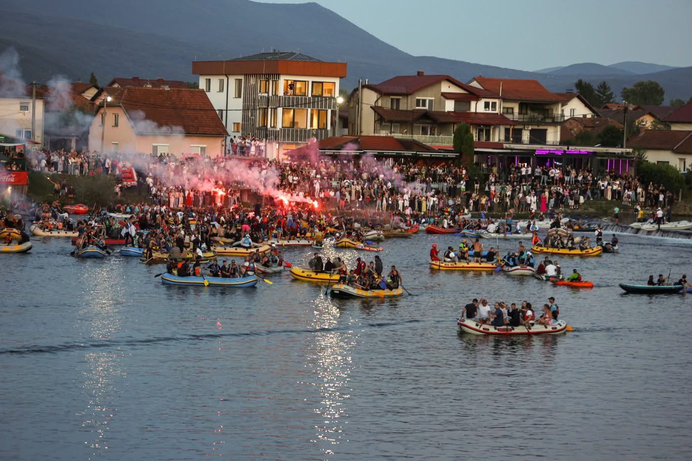 Atmosfera na 52. Una regati — učesnici na rijeci Uni