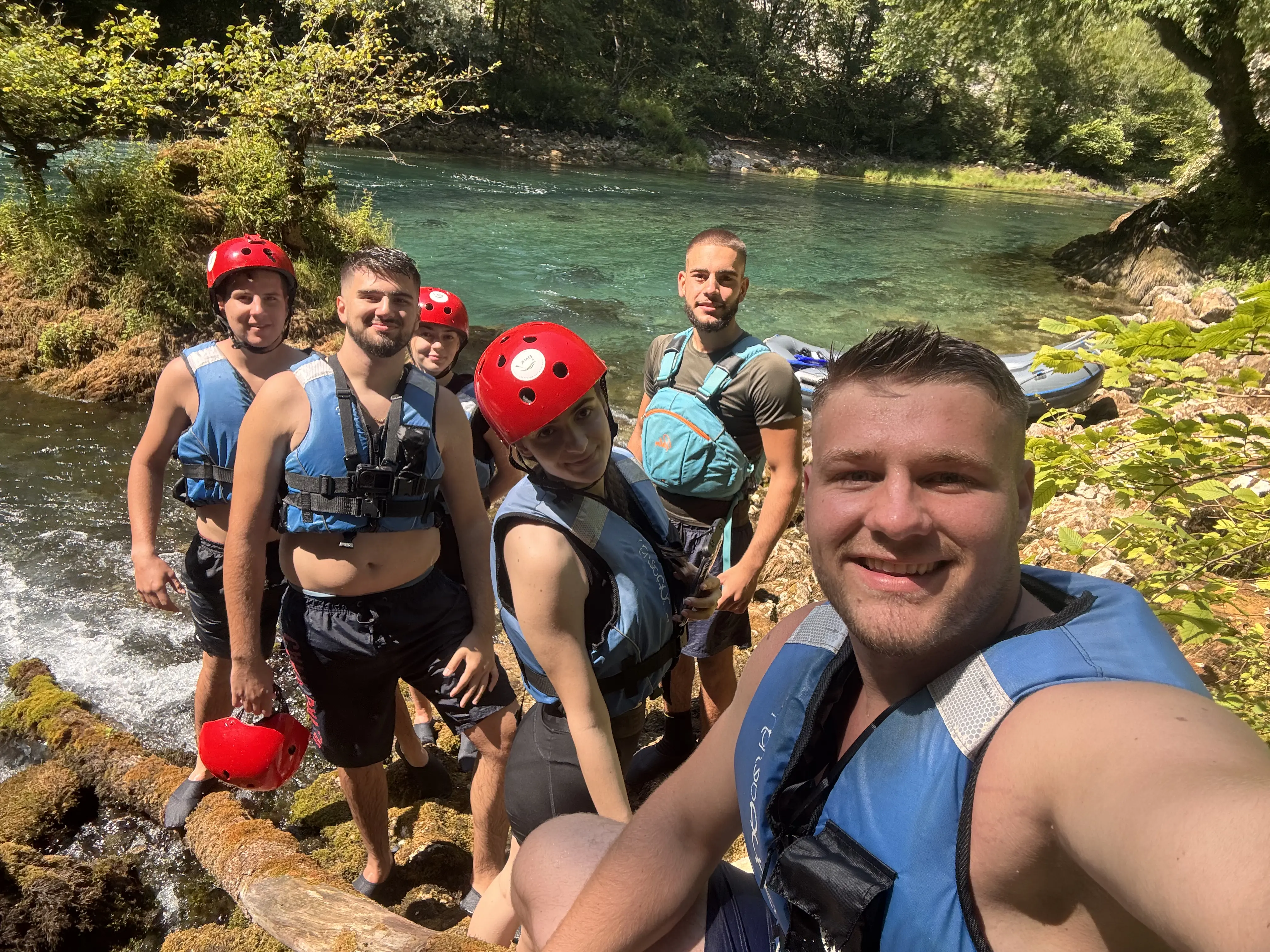 Pogled na vodopad Štrbački buk sa rijeke