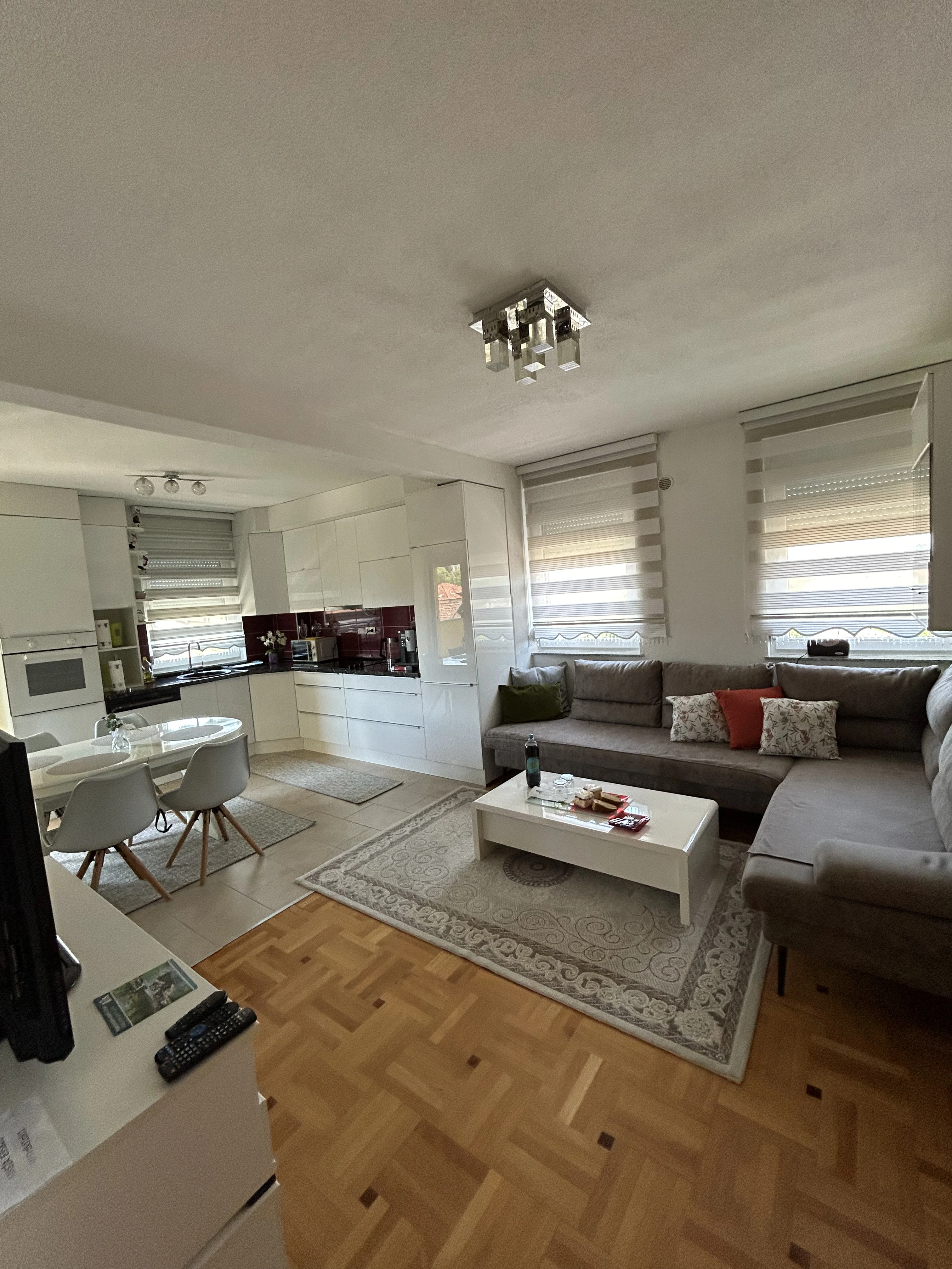 Apartman Murtić – dnevnni boravak sa velikim TV-om